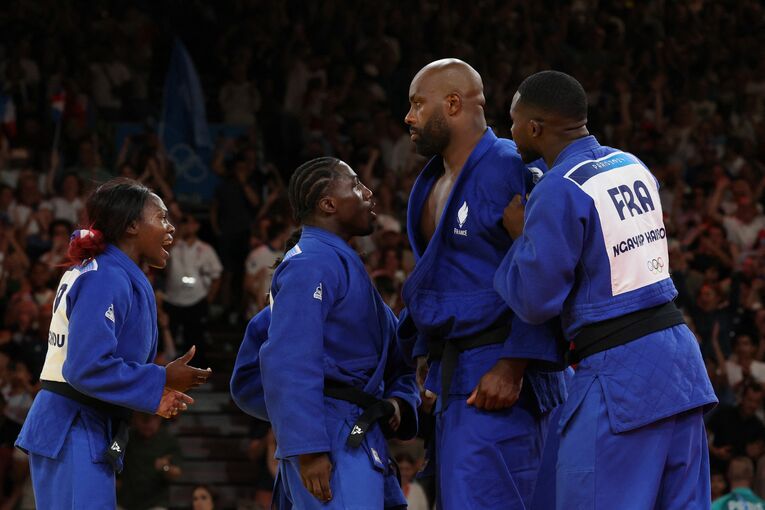 「+90kg」に決まり、リネールのもとに集まるフランスチーム　©AFLO