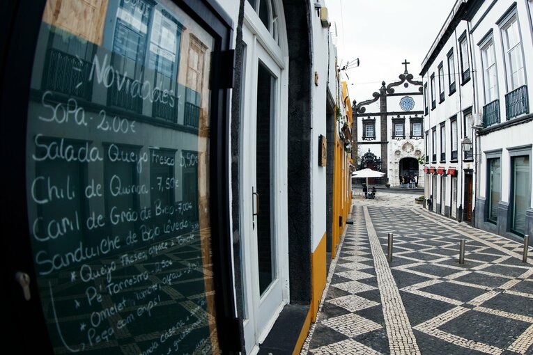 「山の斜面にスタジアム」「守田英正のお薦め料理は…」日本代表MFが戦う“離島クラブ”は美しい風景とグルメ満載だった《現地で撮影》(21)