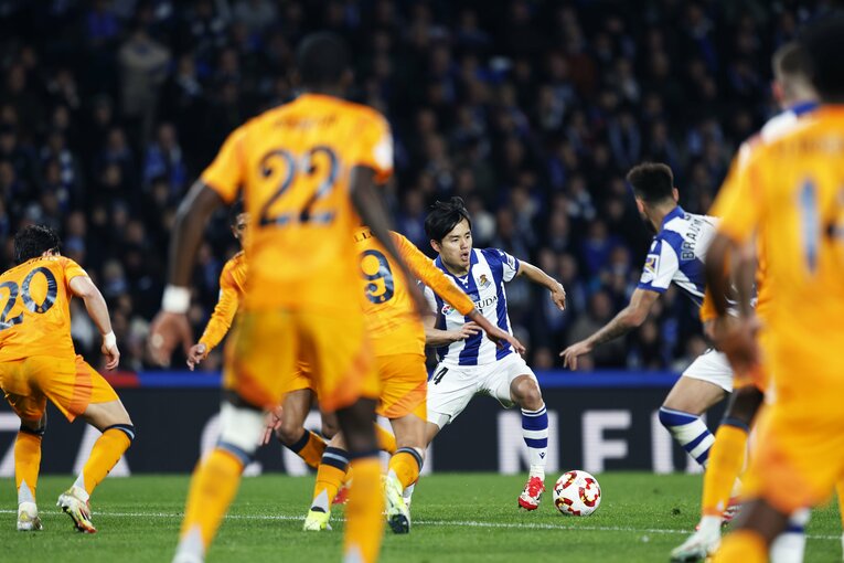 「クボは2回目だぞ！」マドリー名将が不服そうだが久保建英は「あんなのファールじゃないだろ？」とばかりに…“名門の圧vsソシエダの熱”を激写(10)