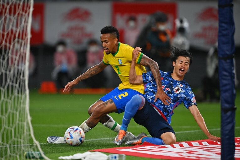 ミリタンが巧みな守備で三笘の突破を許さなかった　©Takuya Kaneko/JMPA