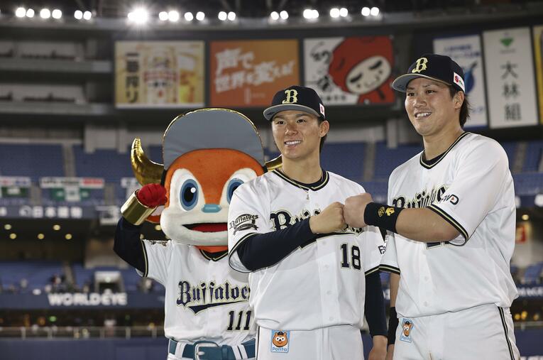 今季初勝利の試合では女房役・伏見（右）へ感謝を述べた山本　©︎KYODO