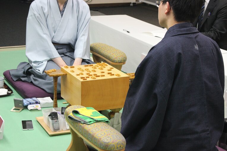 終局後の対局場　©Number Web