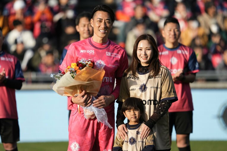 【日本サッカー名選手レア写真集】引退試合での南。妻、子供とともに（写真は右に続きます）　©Getty Images