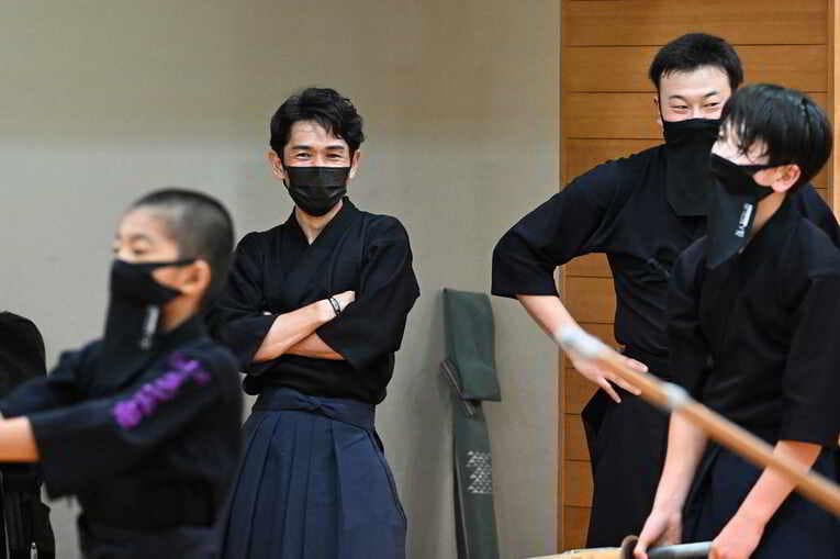 師範と話す戸崎総代表　©Keiji Ishikawa