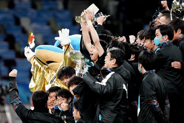 天皇杯だけでなく定番の“風呂桶”もきっちりと掲げた(c)Getty Images