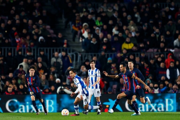 「クボのことは知ってるよ」バルササポに久保建英が笑顔で… 放送なしが惜しい「名手ブスケッツが声を荒げた」鮮烈プレー〈現地撮影〉(17)