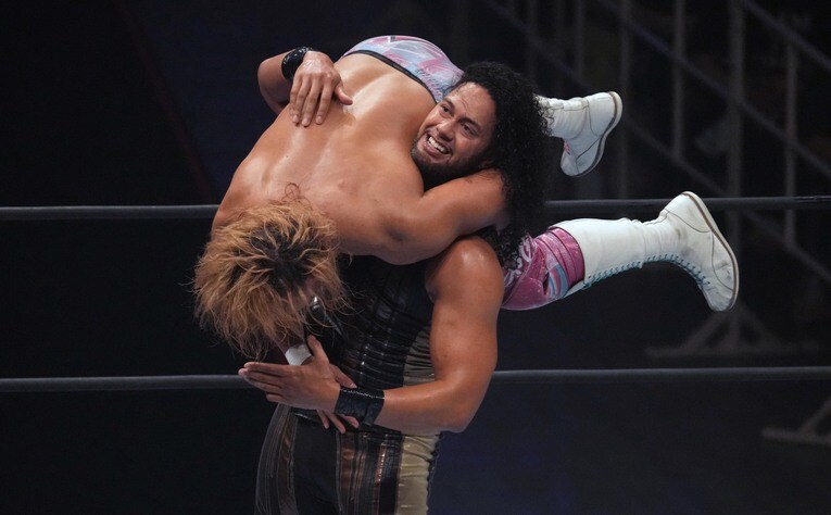 海野翔太を軽々と担ぎ上げるヒクレオ