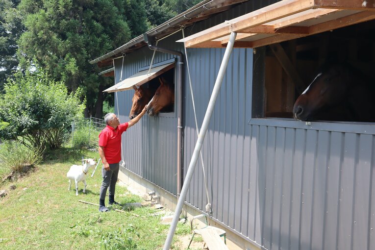 ヤギも飼育している佐藤弘典さん