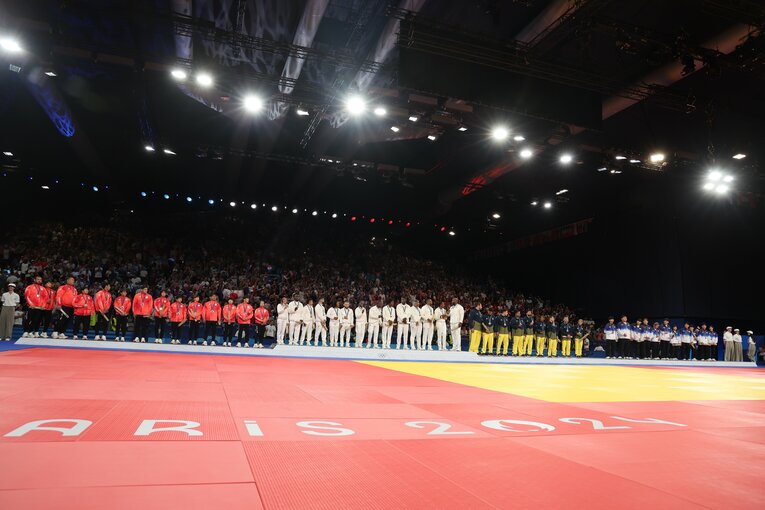 混合団体戦表彰式　©Tetsuya Higashikawa/JMPA