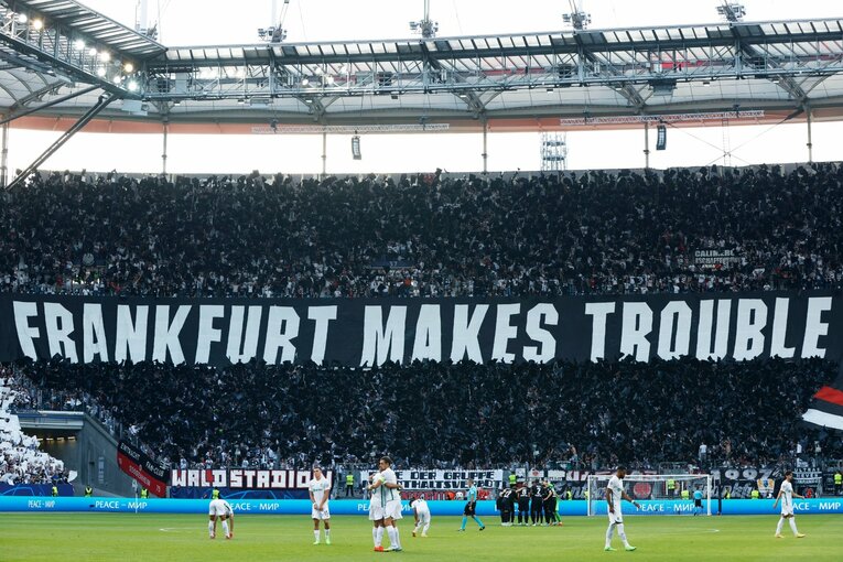 「“鎌田大地と守田英正が一緒に写った1枚”を狙いたいけど…」「長谷部誠はすでにコーチのように」CL日本人対決と“美しい夕焼け”撮影ウラ話(8)