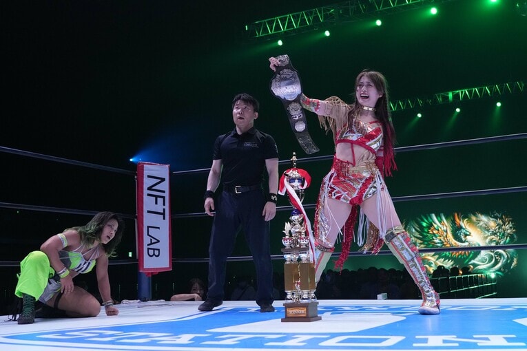 飯田沙耶に勝利した上谷沙弥　©Essei Hara