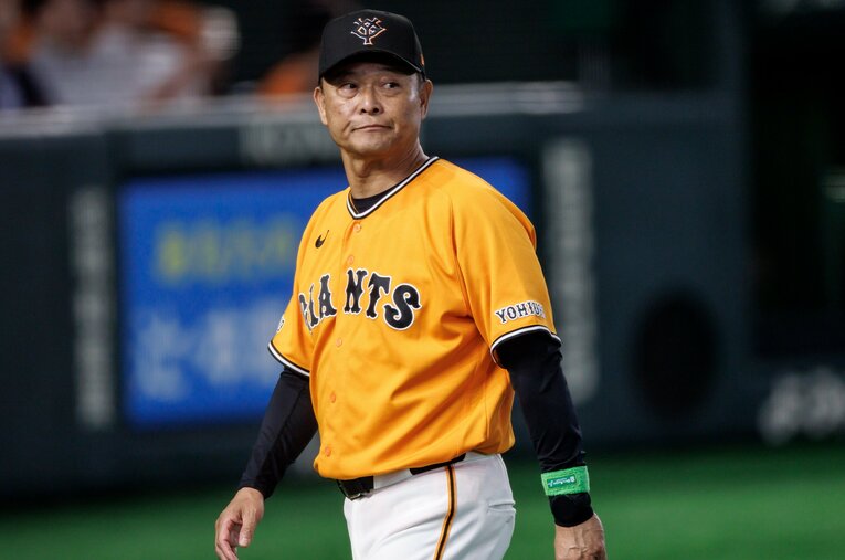 阿部慎之助監督の辞任後、巨人監督代行を務める橋上秀樹 ／ photograph by Kiichi Matsutomo