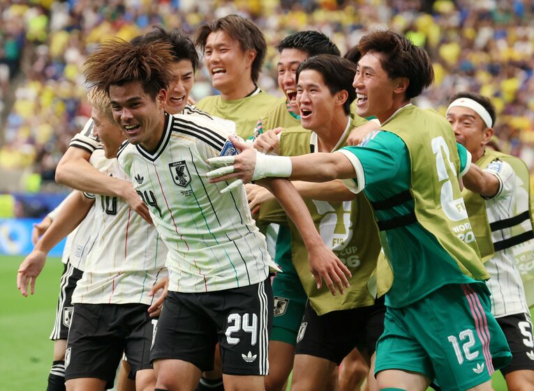 先制点を挙げた佐野海舟と喜ぶ日本選手たち　©JIJI PRESS