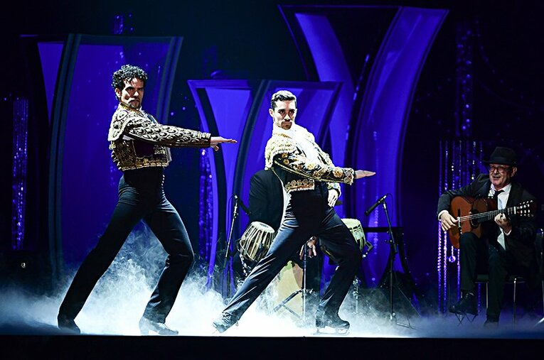 幕張公演でのフェルナンデス（右）とナハーロ。「フラメンコ・オン・アイス」はさらに進化し2020年に本公演を予定している。 ／ photograph by Asami Enomoto