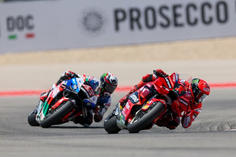 序盤は先頭を走りながらも、転倒でレースを終えたバニャイア（右）　©Satoshi Endo