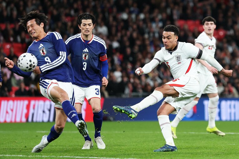 ロジャースのシュートを必死にブロックする町野　©Getty Images