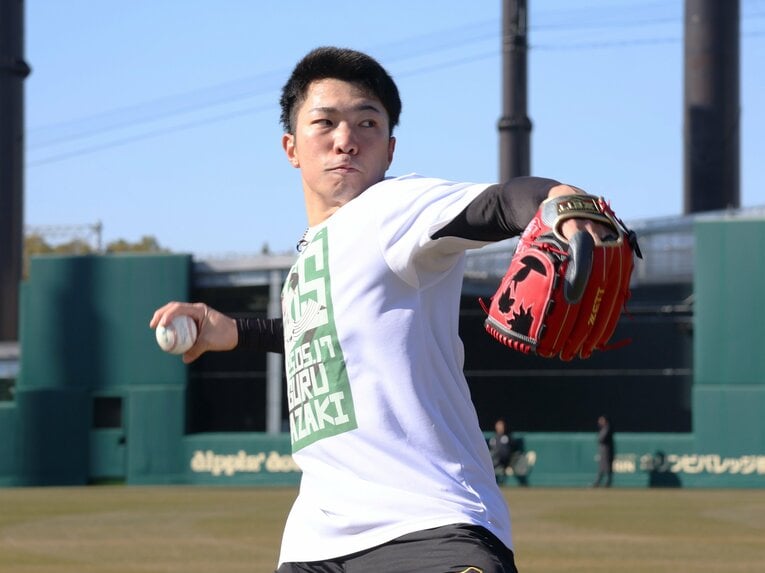 兵庫県尼崎市で自主トレーニングを公開しキャッチボールする石井大智投手（2026年1月12日） ©️JIJI PRESS