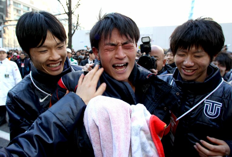 柏原（左）に走りをたたえられる齋藤（中央）　©JIJI PRESS