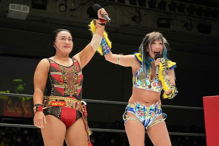 「ありがとう、メイメイ」と里村明衣子の勝利を称えるウナギ・サヤカ　©Essei Hara