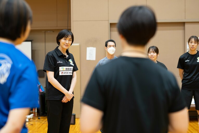 監督を務める群馬グリーンウイングスの選手たちに語りかける