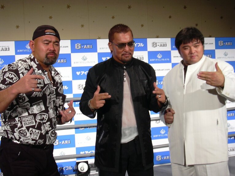 神戸市内でトークショーを行ない再会した闘魂三銃士。（左から）武藤、蝶野、橋本（2003年8月）©︎SANKEI SHIMBUN