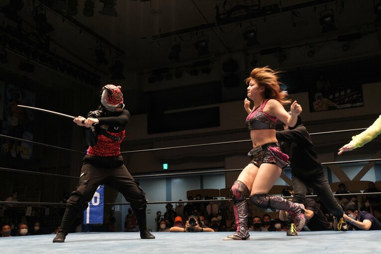 タイガー・クイーンを激怒させた“ヒール殺法”…乱入に凶器攻撃、待望のライバルは何でもありの“闇の軍団”？(60)