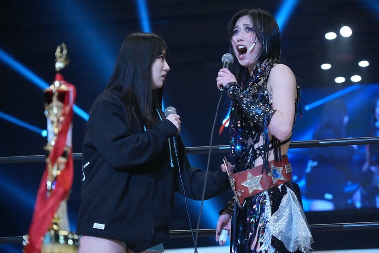 上谷沙弥に「顔じゃねえ」とあしらわれる玖麗さやか。2月7日、大阪府立体育会館　©Essei Hara