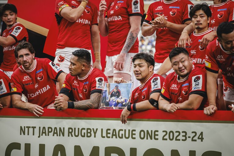 2020年に亡くなった元日本代表・湯原祐希コーチの遺影を手に　©︎Kiichi Matsumoto