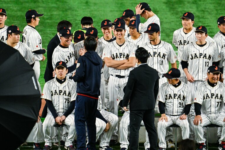 侍ジャパンの集合写真撮影にて。大谷、ヌートバーに挟まれた佐々木朗希も楽しそう？　©Nanae Suzuki