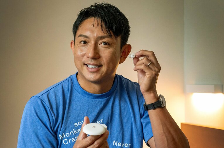 「良質な睡眠はハイパフォーマンスの源です」45歳にして現役、川﨑宗則が実感した睡眠特化型イヤホン「Anker Soundcore Sleep A30」の実力(1) ／ photograph by Takashi Shimizu