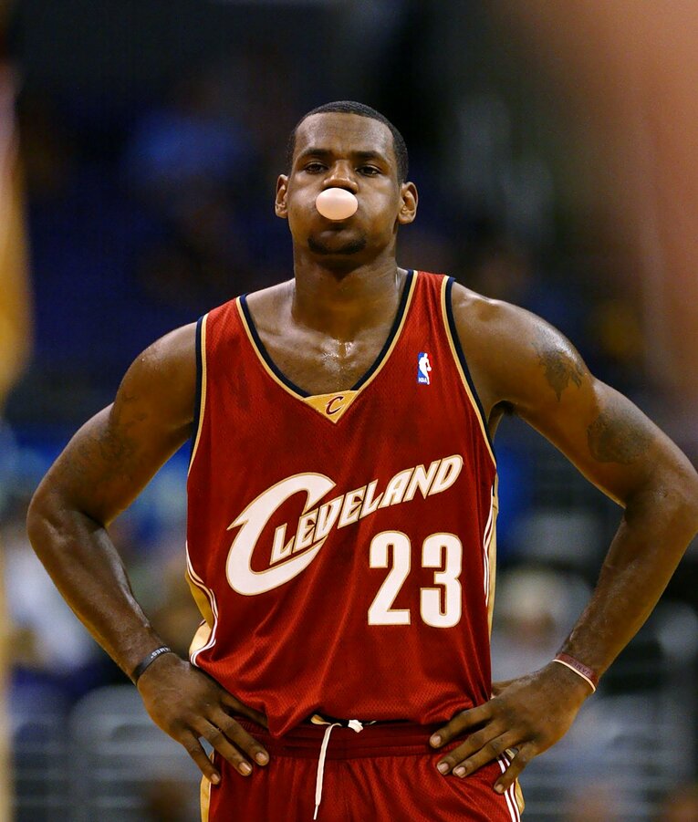 高校卒業後、2003年NBAドラフト全体1位でクリーブランド・キャバリアーズに指名されたレブロン・ジェームズ。写真はルーキー時代　©︎AP/AFLO