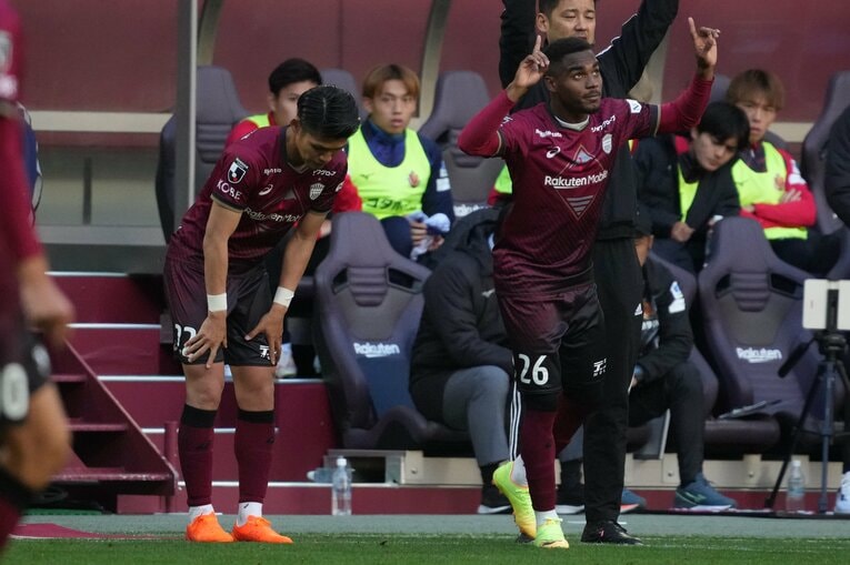 ジェアン・パトリッキと交代した佐々木大樹。深々とピッチに一礼する　©Masashi Hara