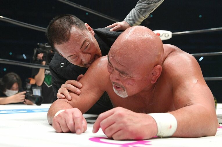 武藤敬司・引退試合のリングに上がった蝶野正洋（2023年2月21日）。2人の戦いをきっかけに生まれた言葉が、今は違った形で定着している ／ photograph by 東京スポーツ新聞社