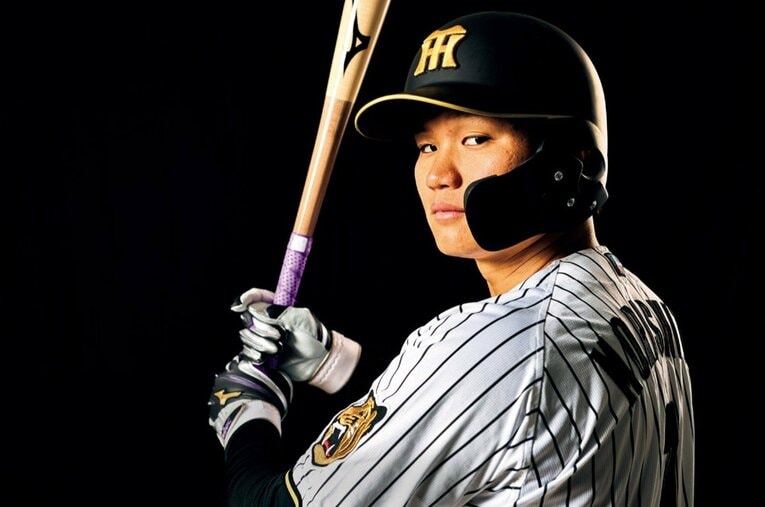 2000年8月14日、神奈川県出身。東海大相模高、中央大を経て'23年、ドラフト1位で阪神入団。1年目は新人右打者として岡田彰布以来43年ぶりとなる2桁本塁打で日本一に貢献。'25年は全試合出場を果たし、本塁打、打点などでキャリアハイを更新。183cm、93kg ©️Kiichi Matsumoto