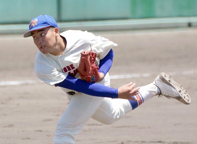 2年時、夏の兵庫大会・報徳学園戦で力投する津嘉山。このあと秋季大会でも報徳学園と対戦したのち、故障が発覚した　©Sankei Shimbun