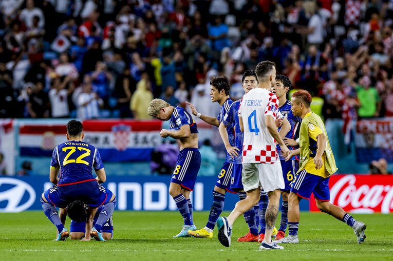 呆然とする日本イレブン　©Kiichi Matsumoto/JMPA