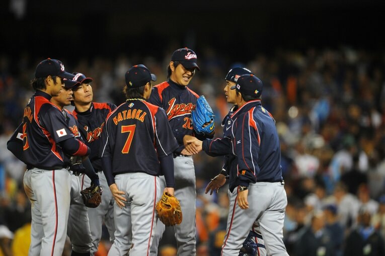 岩隈久志を労う山田久志コーチ　©︎Naoya Sanuki