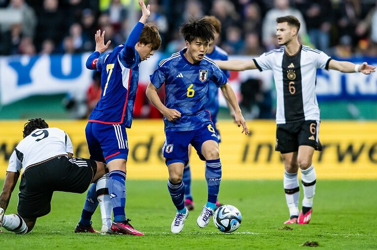 中盤で奮闘した川﨑（6番）と山本　©Getty Images
