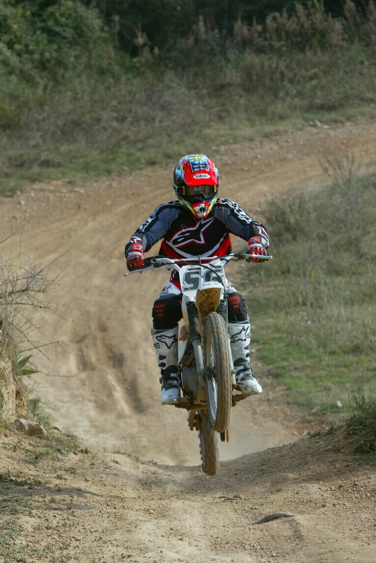 モトクロスでトレーニングする加藤大治郎　photograph by Satoshi Endo