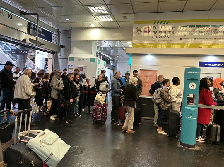 モンパルナス駅で遭遇した行列。「急ぎなんだ！」と列を守らない人もいた