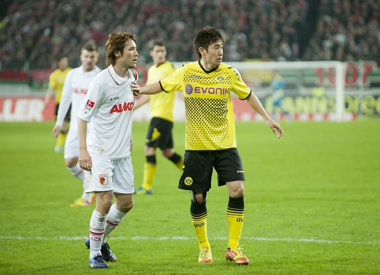 ドルトムントの香川と対峙するアウクスブルクの細貝。無双のアタッカーを封じ切りベストイレブンに選出された　©︎AFLO