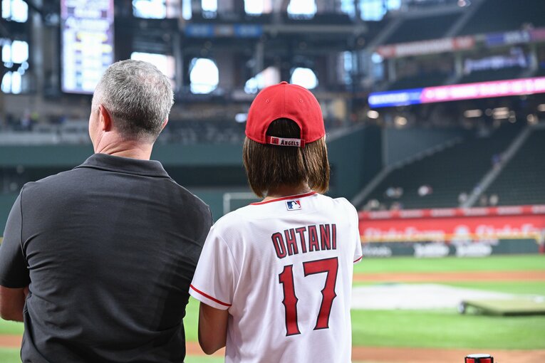 老若男女さまざまなファンがオオタニのユニフォームを着ている　©Nanae Suzuki