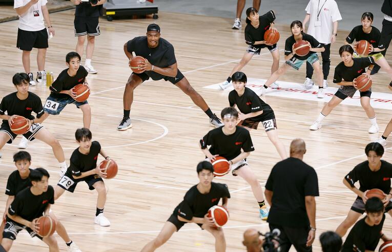 フィル・ハンディら有名コーチを招いて行われた『BLACK SAMURAI 2025』の様子。八村自身も153人の中高生と一緒に汗を流した　©︎KYODO