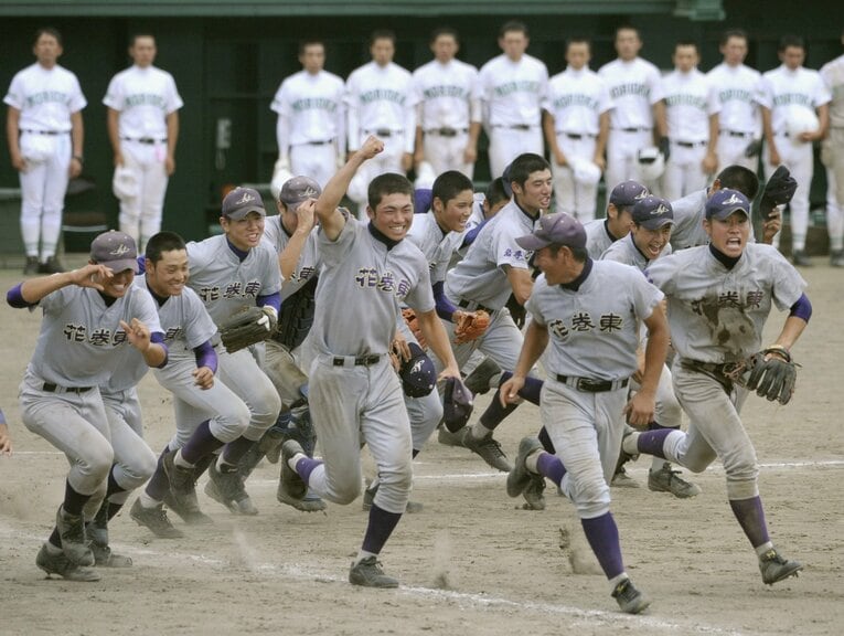 2011年、盛岡三を破り甲子園出場を決めた花巻東。駆け出すナインに大谷翔平の姿も　©KYODO
