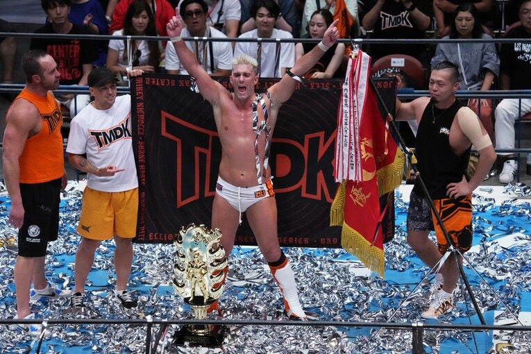 TMDKの仲間たちとG1優勝を祝うザック　©Essei Hara