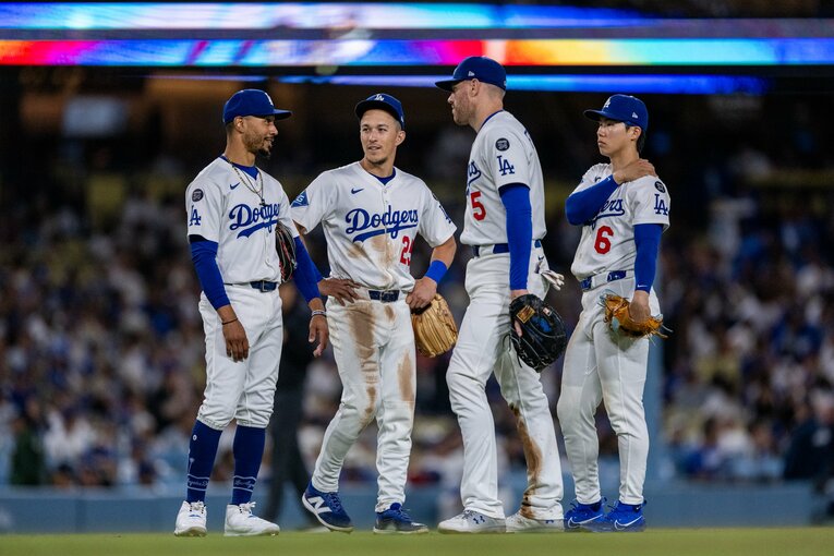 【常勝ドジャースと大谷らの”ステキな日常”／全100枚超】キム・ヘソン、フリーマン、エドマンの内野陣を和ますベッツ…写真はまだまだ続きます　©Nanae Suzuki