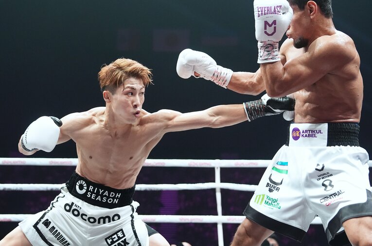 鋭い左を上下に打ち分ける井上尚弥　©Naoki Fukuda