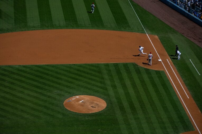 【現地開幕戦】一塁はもちろん通過！（連続写真／3枚目）　©Nanae Suzuki