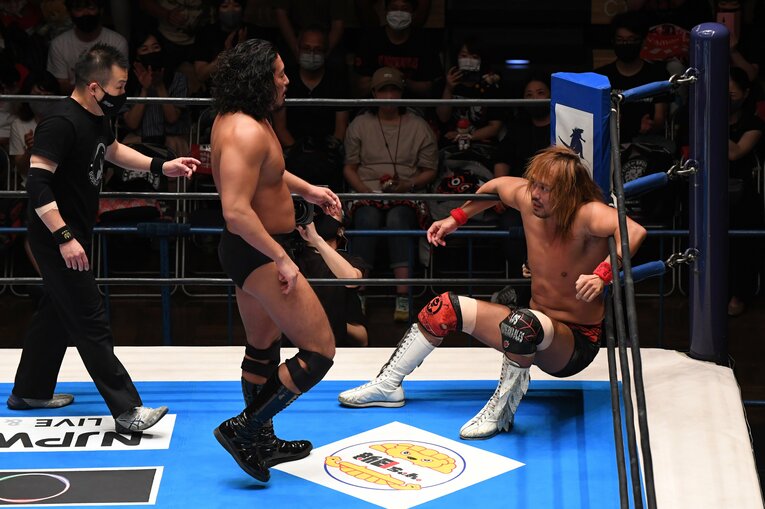 内藤哲也をコーナーに追い込む辻陽太　©Masashi Hara