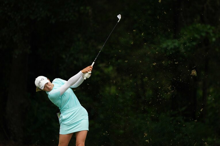 2日目16番ホールで第2打を放つ渋野日向子　©︎Shizuka Minami